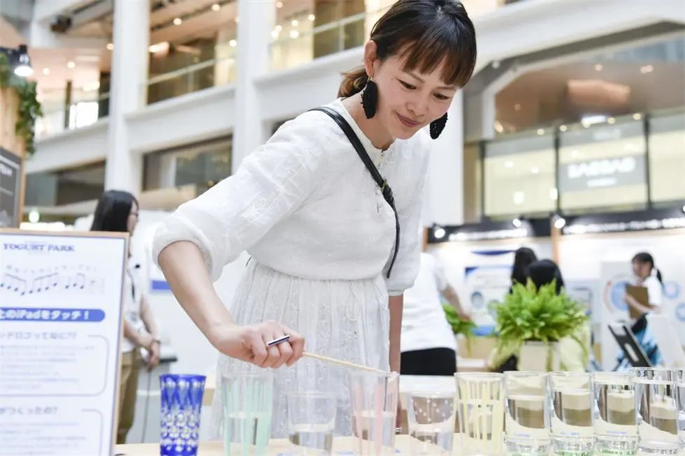 明治酸奶公园快闪店活动策划的巨大保加利亚酸奶的包装盒最吸睛了 美陈网站 美陈前沿 