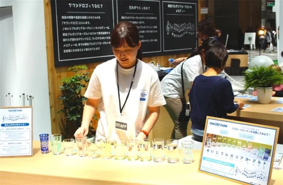 明治酸奶公园快闪店活动策划的巨大保加利亚酸奶的包装盒最吸睛了 美陈网站 美陈前沿 