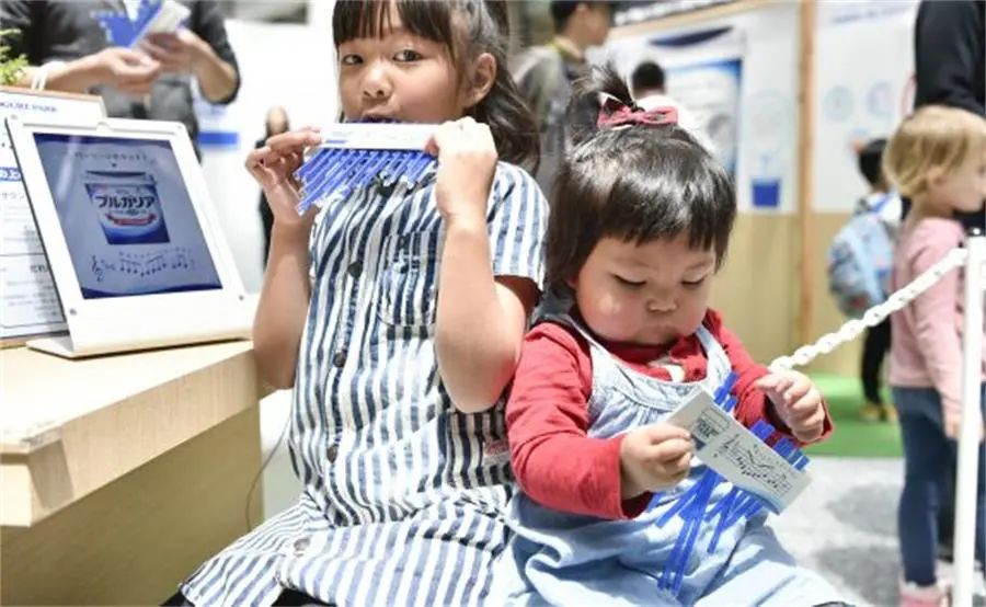 明治酸奶公园快闪店活动策划的巨大保加利亚酸奶的包装盒最吸睛了 美陈网站 美陈前沿 