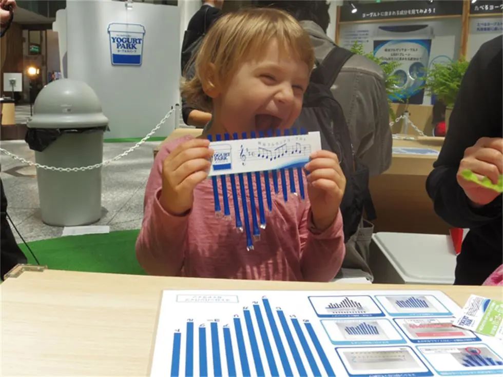 明治酸奶公园快闪店活动策划的巨大保加利亚酸奶的包装盒最吸睛了 美陈网站 美陈前沿 