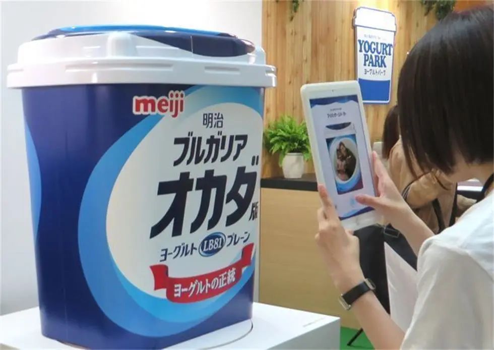 明治酸奶公园快闪店活动策划的巨大保加利亚酸奶的包装盒最吸睛了 美陈网站 美陈前沿 