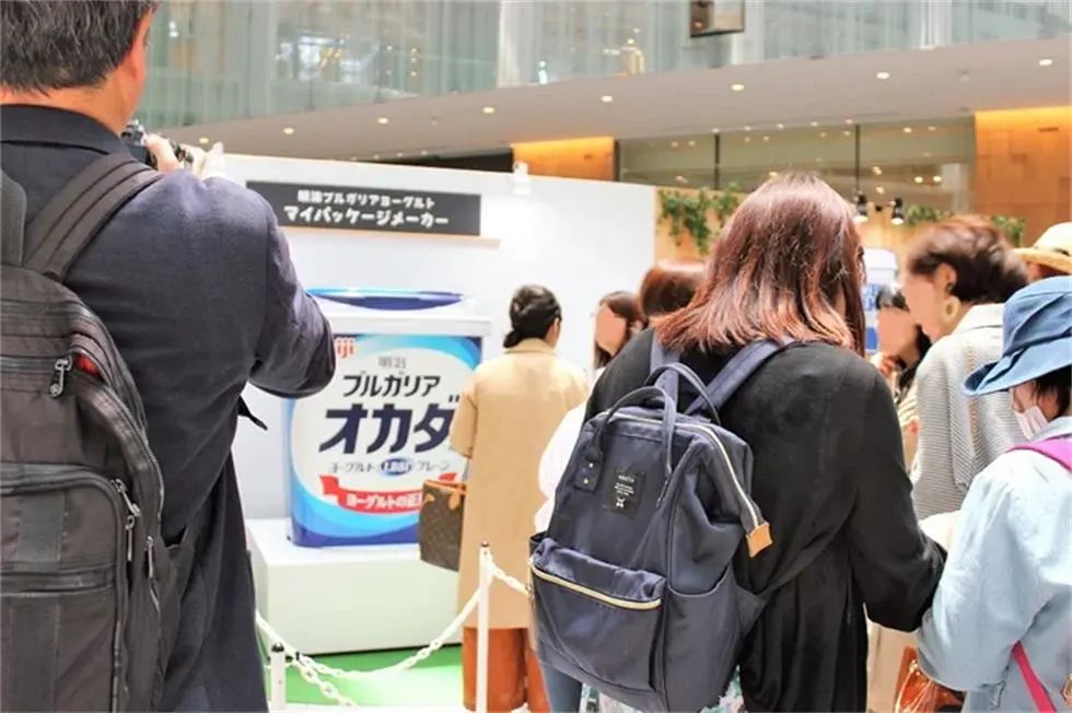 明治酸奶公园快闪店活动策划的巨大保加利亚酸奶的包装盒最吸睛了 美陈网站 美陈前沿 