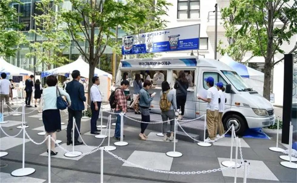 明治酸奶公园快闪店活动策划的巨大保加利亚酸奶的包装盒最吸睛了 美陈网站 美陈前沿 