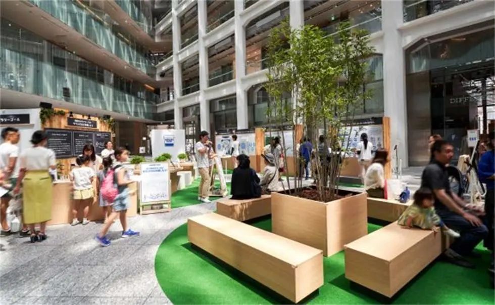 明治酸奶公园快闪店活动策划的巨大保加利亚酸奶的包装盒最吸睛了 美陈网站 美陈前沿 