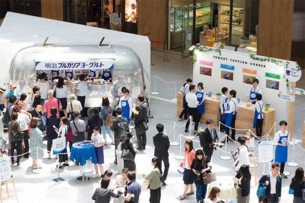 明治酸奶公园快闪店活动策划的巨大保加利亚酸奶的包装盒最吸睛了 美陈网站 美陈前沿 