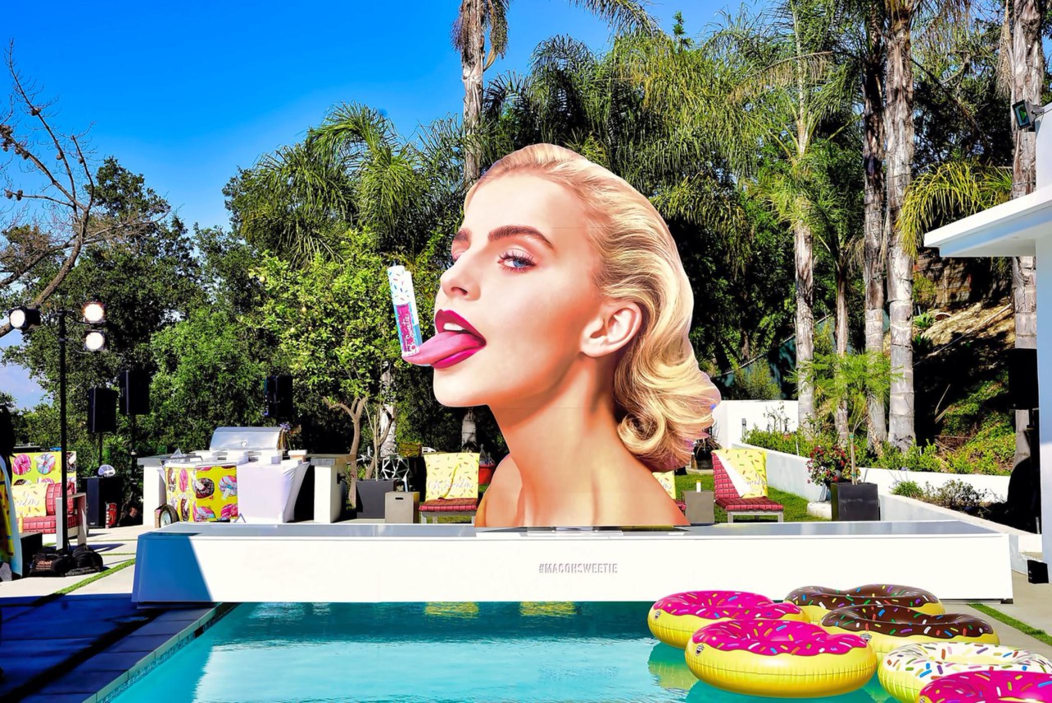 MAC在泳池边办了一场发布会活动策划，巨大的双面Caro的头像很吸睛 美陈网站 美陈前沿 