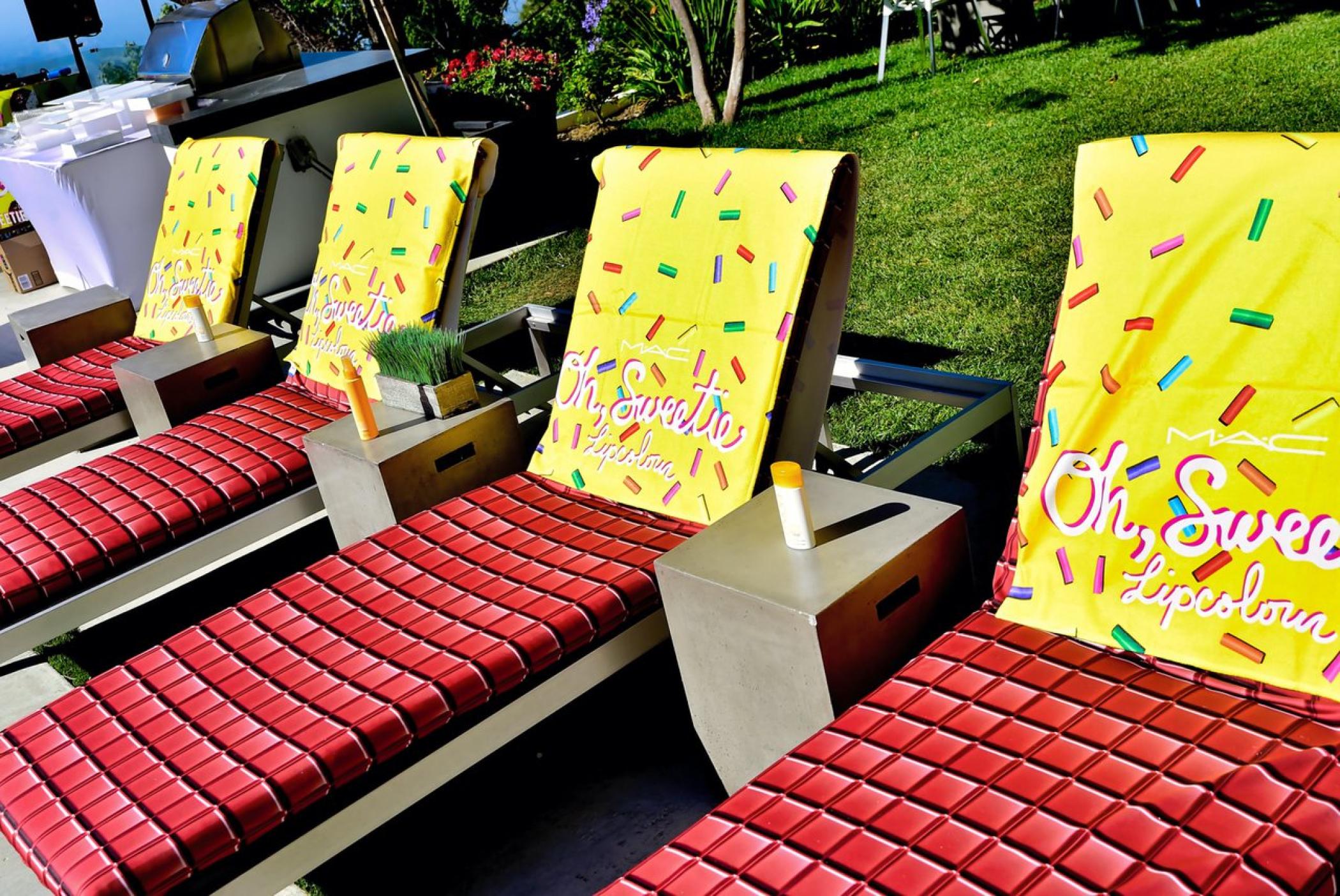 MAC在泳池边办了一场发布会活动策划，巨大的双面Caro的头像很吸睛 美陈网站 美陈前沿 