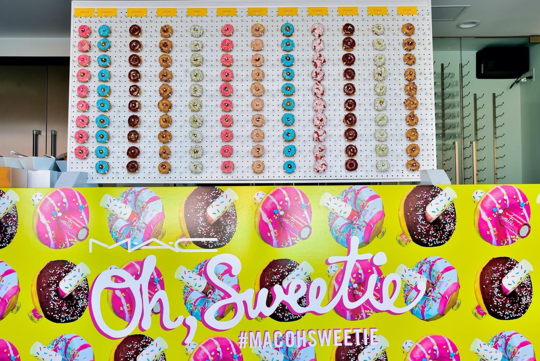 MAC在泳池边办了一场发布会活动策划，巨大的双面Caro的头像很吸睛 美陈网站 美陈前沿 