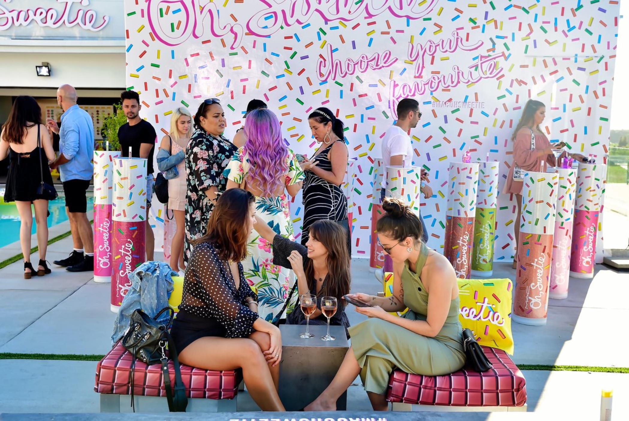 MAC在泳池边办了一场发布会活动策划，巨大的双面Caro的头像很吸睛 美陈网站 美陈前沿 