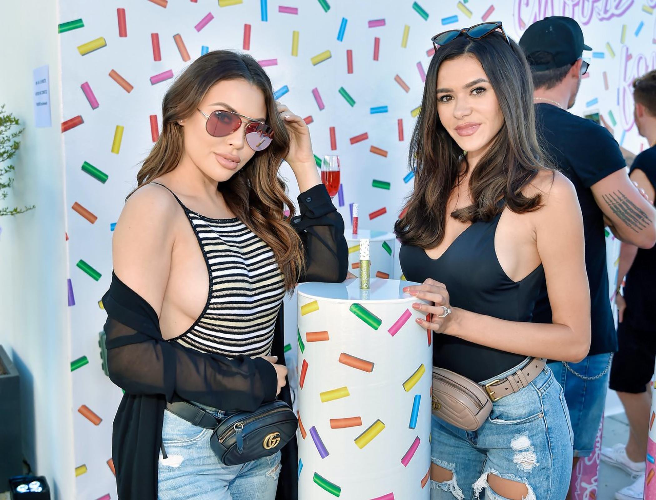 MAC在泳池边办了一场发布会活动策划，巨大的双面Caro的头像很吸睛 美陈网站 美陈前沿 