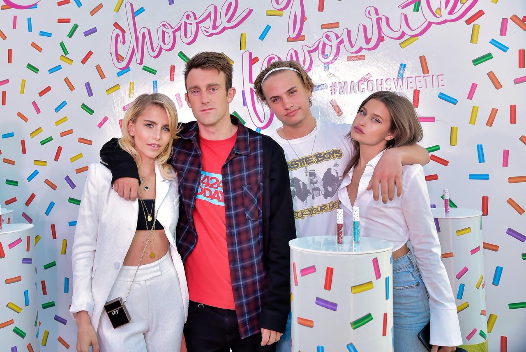 MAC在泳池边办了一场发布会活动策划，巨大的双面Caro的头像很吸睛 美陈网站 美陈前沿 