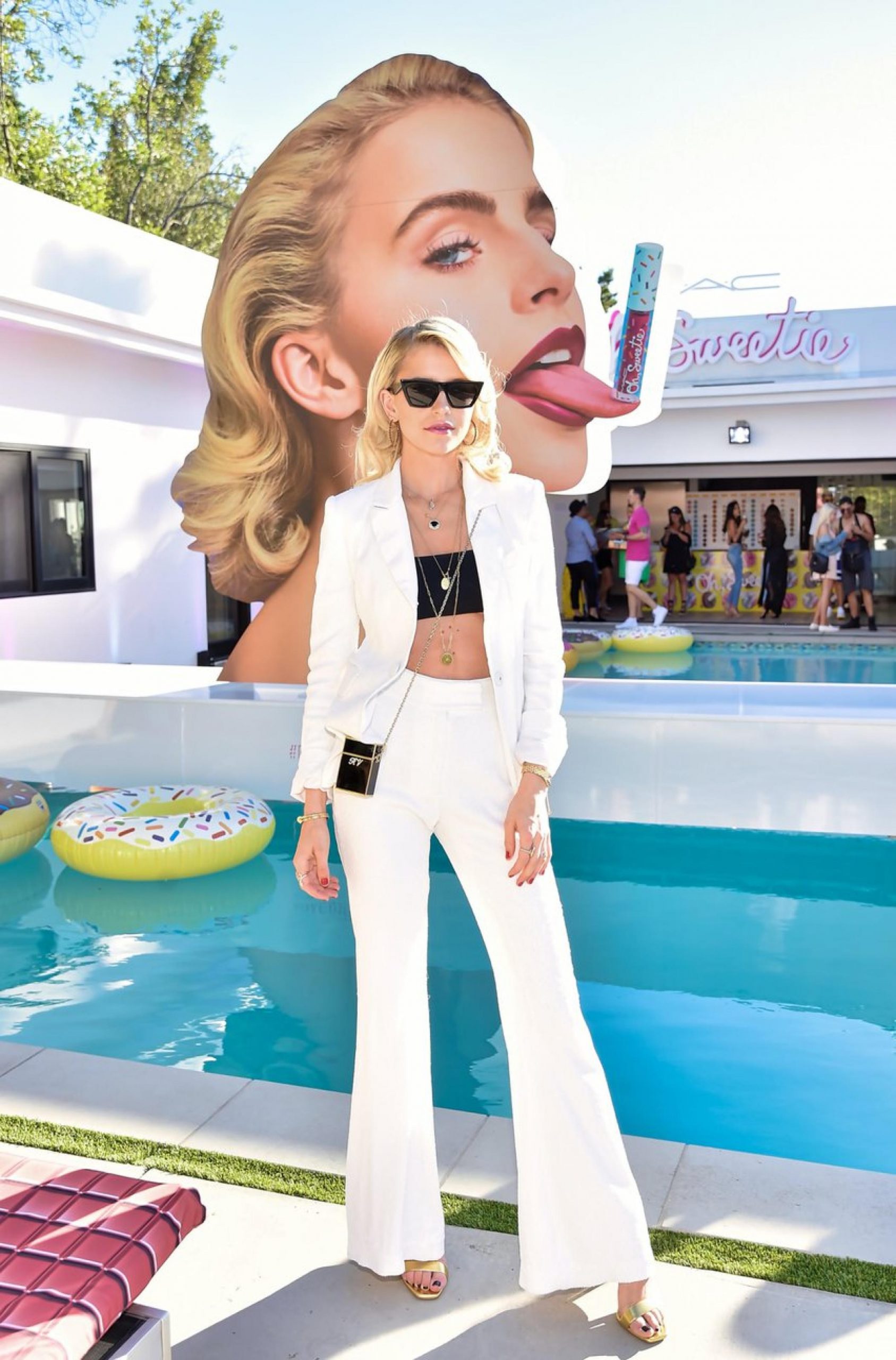 MAC在泳池边办了一场发布会活动策划，巨大的双面Caro的头像很吸睛 美陈网站 美陈前沿 