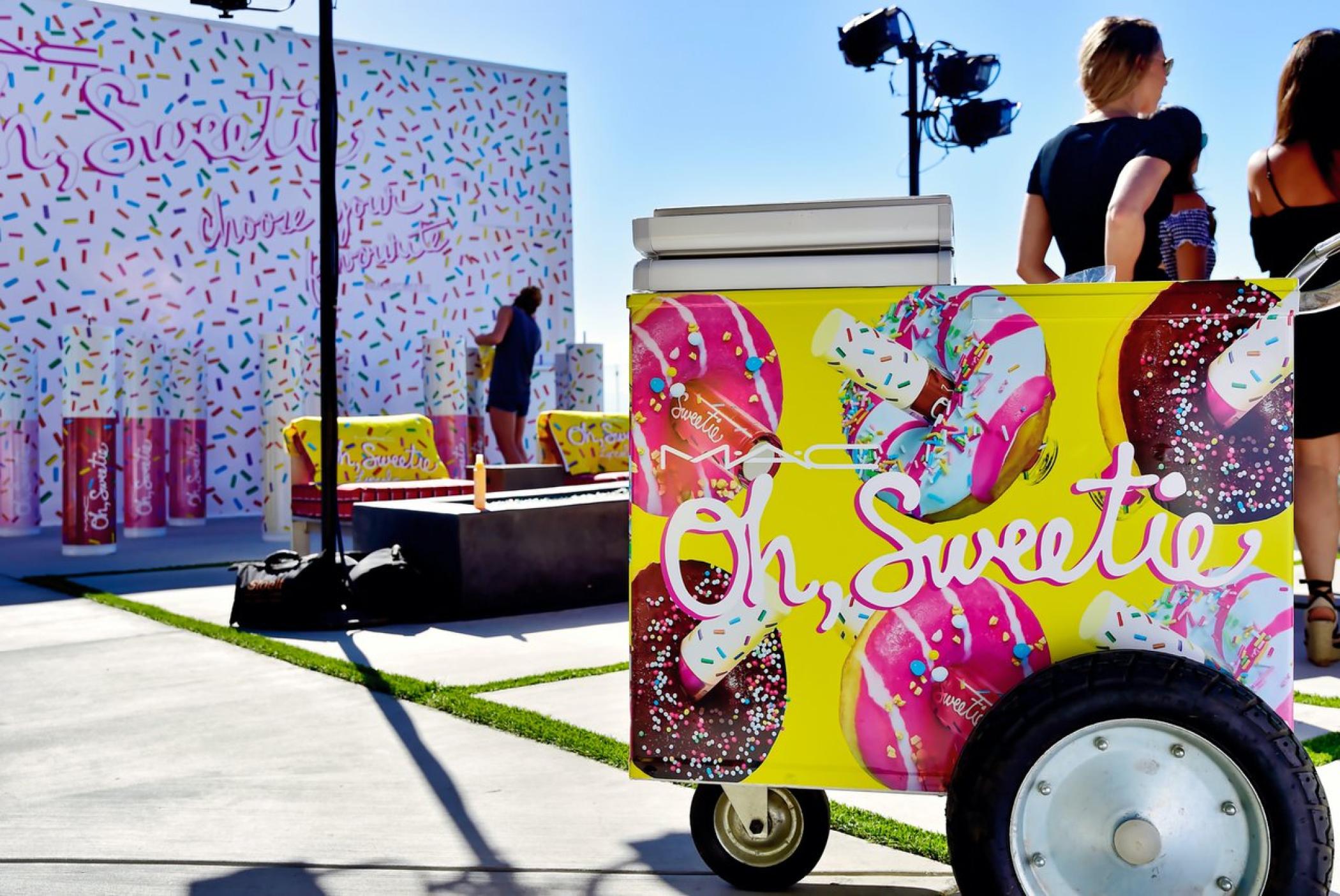 MAC在泳池边办了一场发布会活动策划，巨大的双面Caro的头像很吸睛 美陈网站 美陈前沿 