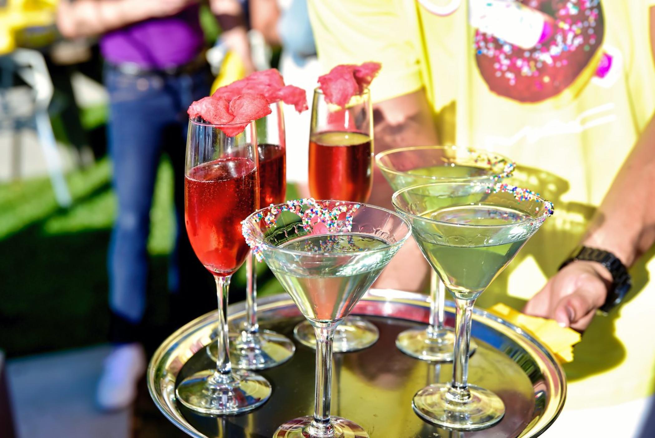 MAC在泳池边办了一场发布会活动策划，巨大的双面Caro的头像很吸睛 美陈网站 美陈前沿 