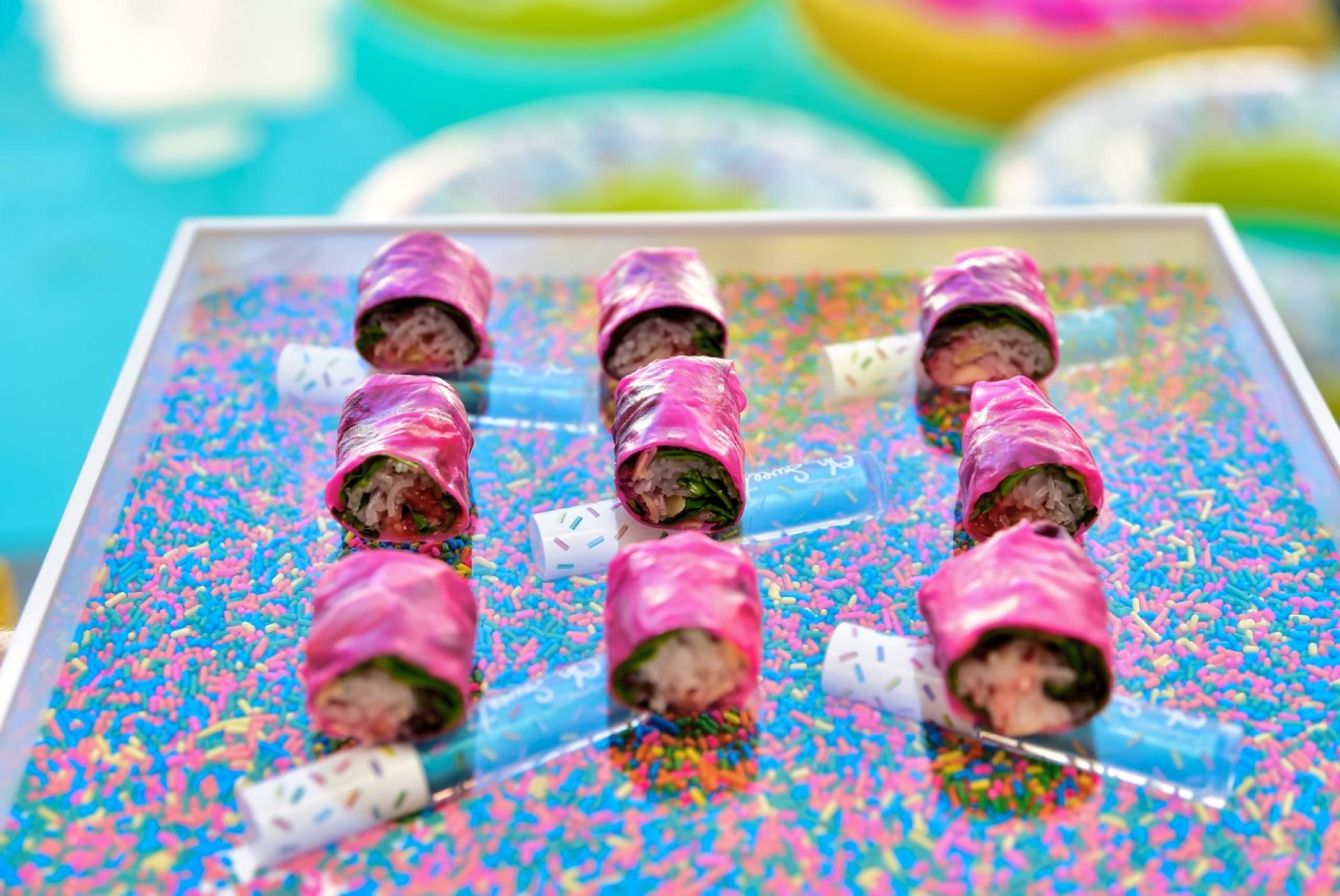 MAC在泳池边办了一场发布会活动策划，巨大的双面Caro的头像很吸睛 美陈网站 美陈前沿 