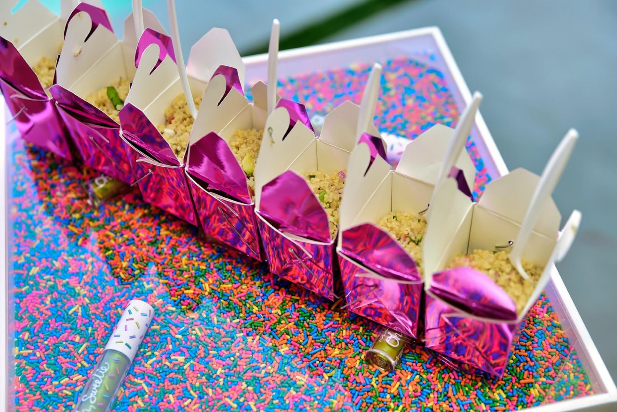 MAC在泳池边办了一场发布会活动策划，巨大的双面Caro的头像很吸睛 美陈网站 美陈前沿 