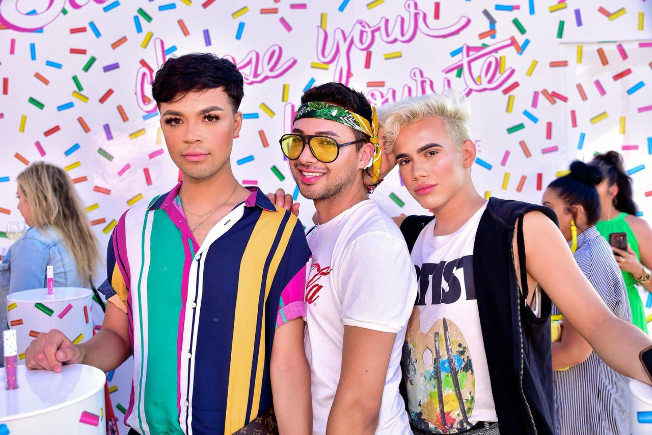 MAC在泳池边办了一场发布会活动策划，巨大的双面Caro的头像很吸睛 美陈网站 美陈前沿 