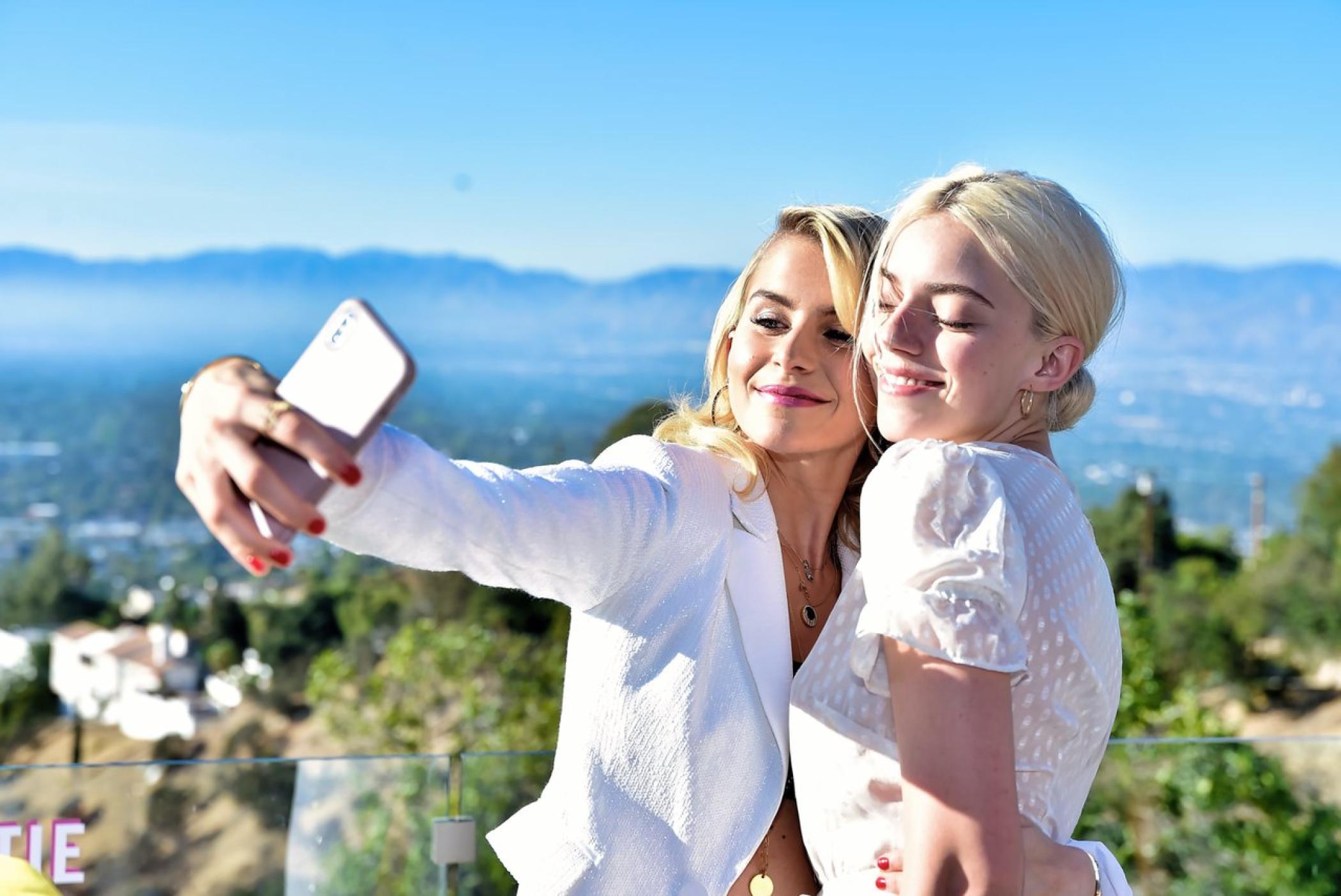 MAC在泳池边办了一场发布会活动策划，巨大的双面Caro的头像很吸睛 美陈网站 美陈前沿 