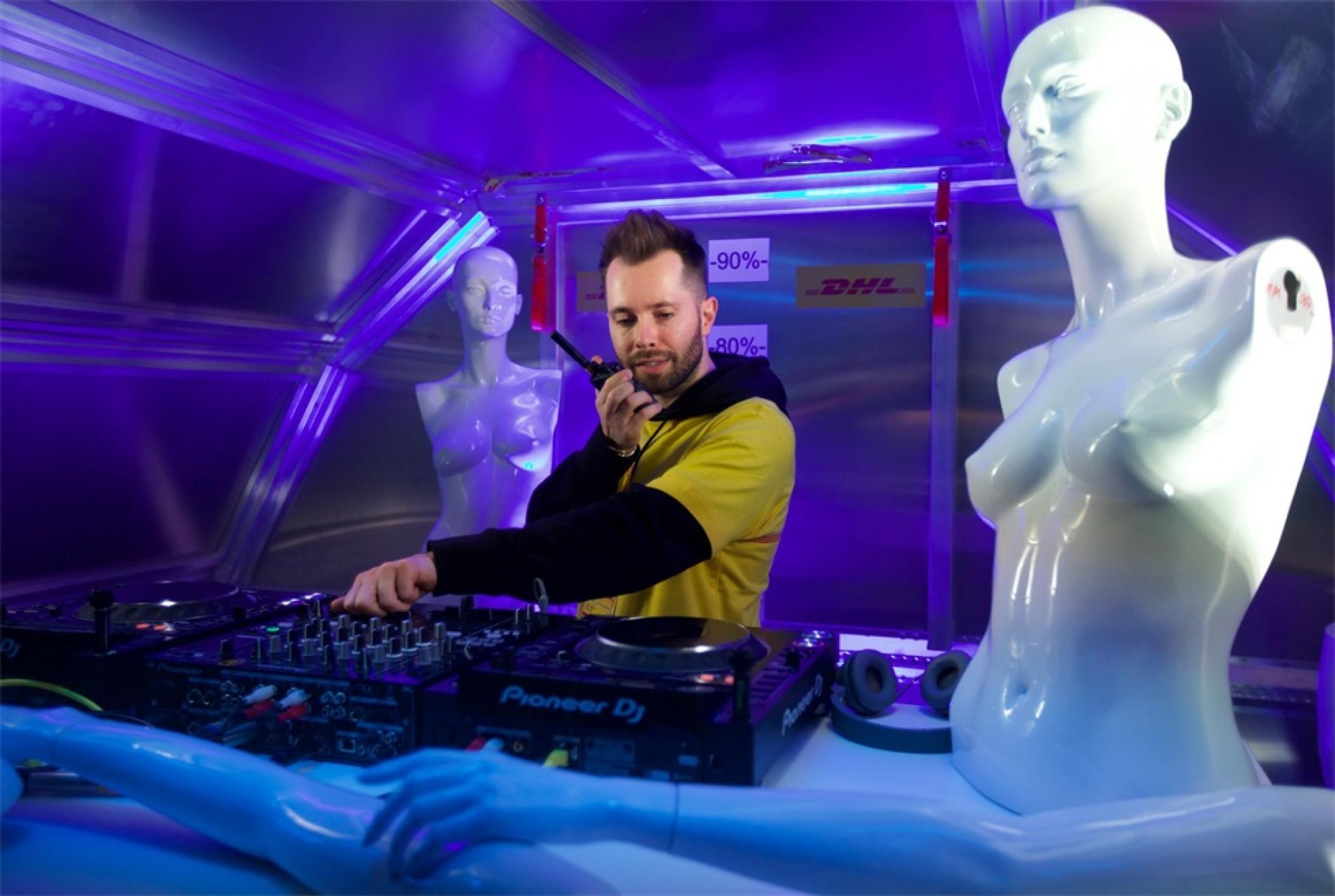 「当时尚遇到物流」的服装发布会活动策划简直是量身定制的 美陈网站 美陈前沿 