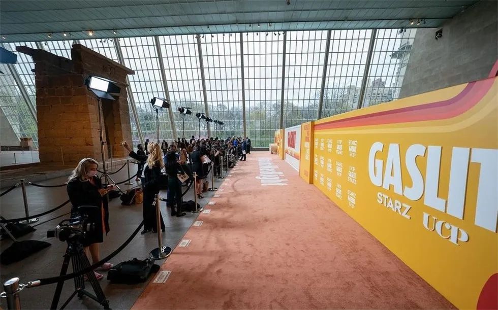 《煤气灯》首映式活动策划在艺术博物馆设置了22米长的红毯仪式背景 美陈网站 美陈前沿 