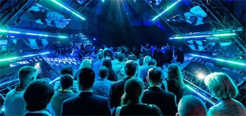 短期住宿峰会活动策划了内容丰富的座谈会，其舞美设计酷炫得不要不要的 美陈网站 美陈前沿 