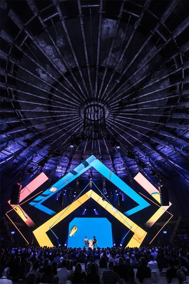 短期住宿峰会活动策划了内容丰富的座谈会，其舞美设计酷炫得不要不要的 美陈网站 美陈前沿 