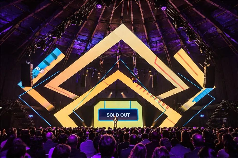 短期住宿峰会活动策划了内容丰富的座谈会，其舞美设计酷炫得不要不要的 美陈网站 美陈前沿 