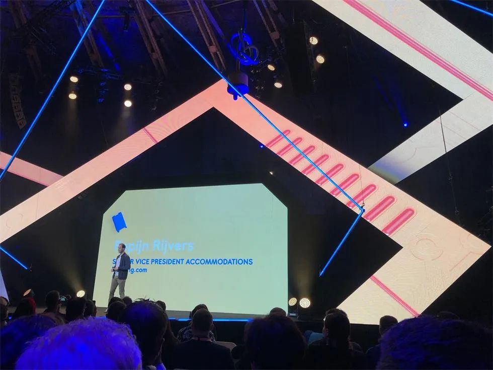 短期住宿峰会活动策划了内容丰富的座谈会，其舞美设计酷炫得不要不要的 美陈网站 美陈前沿 