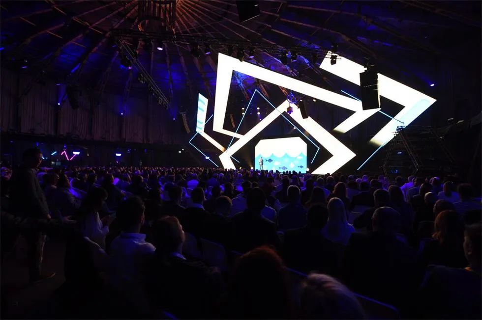 短期住宿峰会活动策划了内容丰富的座谈会，其舞美设计酷炫得不要不要的 美陈网站 美陈前沿 