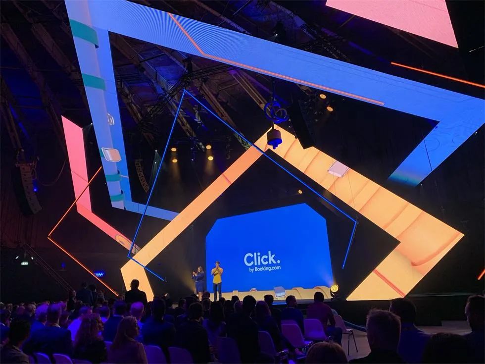 短期住宿峰会活动策划了内容丰富的座谈会，其舞美设计酷炫得不要不要的 美陈网站 美陈前沿 