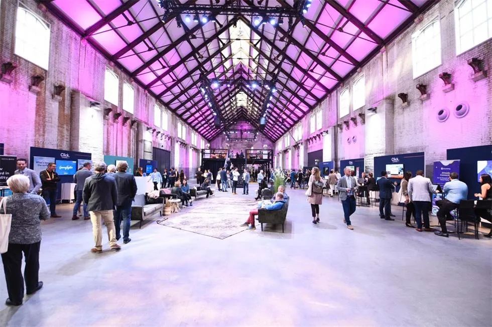 短期住宿峰会活动策划了内容丰富的座谈会，其舞美设计酷炫得不要不要的 美陈网站 美陈前沿 