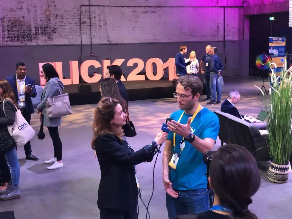 短期住宿峰会活动策划了内容丰富的座谈会，其舞美设计酷炫得不要不要的 美陈网站 美陈前沿 