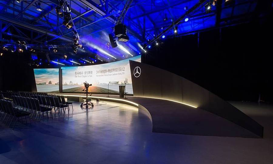 奔驰经销商活动策划的弯曲舞台加入的30m长灯带点亮了舞台 美陈网站 美陈前沿 