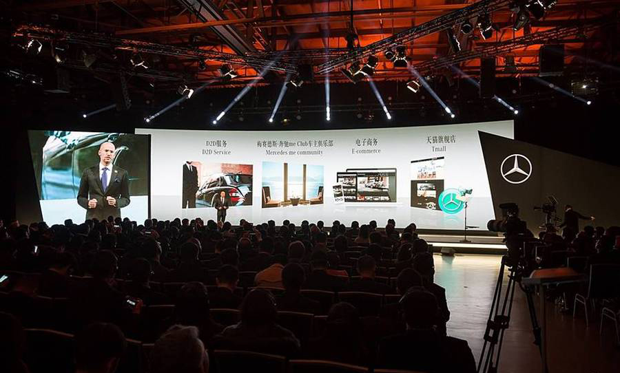 奔驰经销商活动策划的弯曲舞台加入的30m长灯带点亮了舞台 美陈网站 美陈前沿 