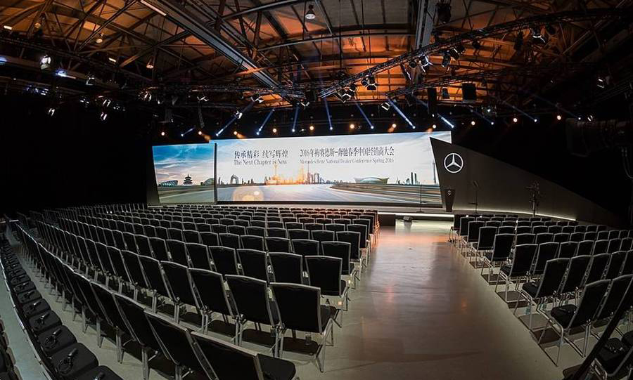 奔驰经销商活动策划的弯曲舞台加入的30m长灯带点亮了舞台 美陈网站 美陈前沿 