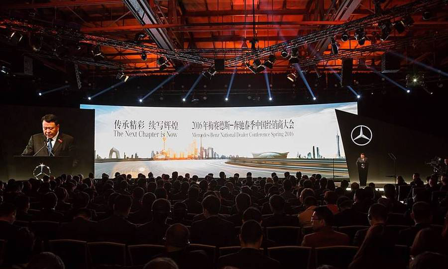 奔驰经销商活动策划的弯曲舞台加入的30m长灯带点亮了舞台 美陈网站 美陈前沿 