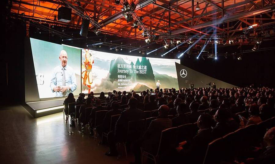 奔驰经销商活动策划的弯曲舞台加入的30m长灯带点亮了舞台 美陈网站 美陈前沿 