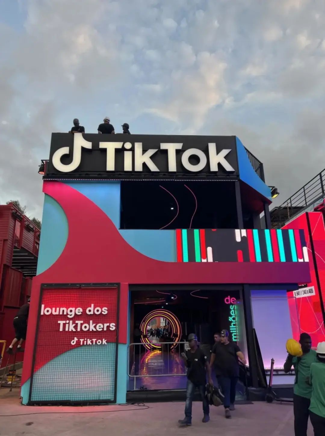 抖音在巴西市场上的第一次线下活动策划展示了品牌对音乐的热情 美陈网站 美陈前沿 