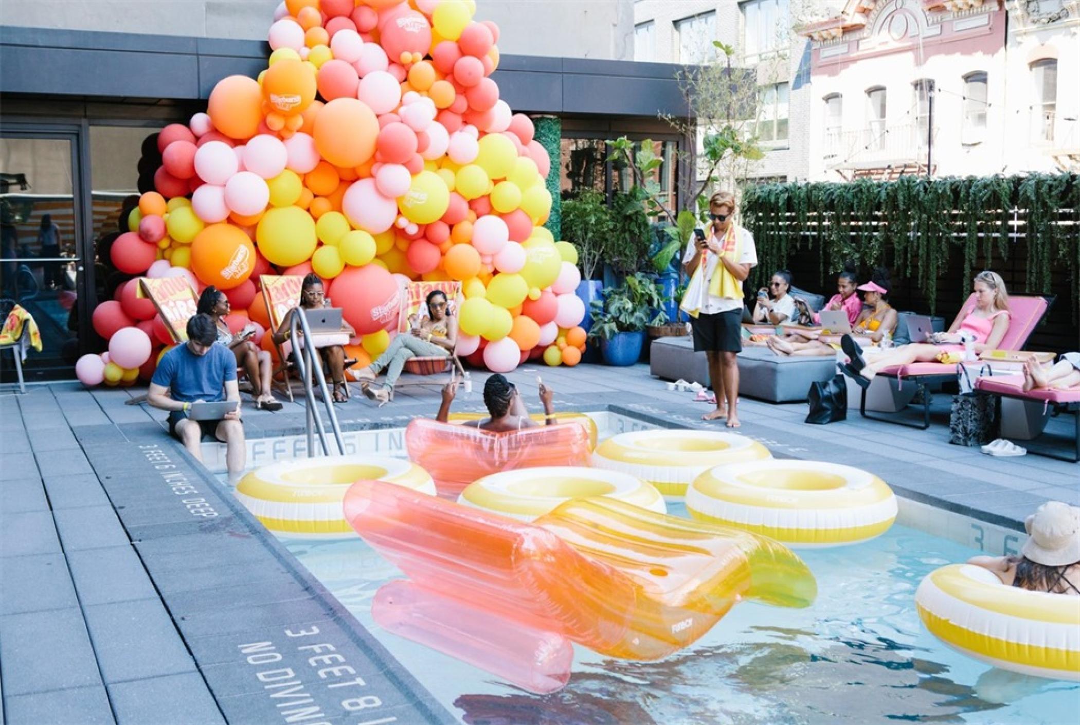 玛氏糖果在纽约办了一场泳池的体验派对活动「夏日工作日」活动策划 美陈网站 美陈前沿 