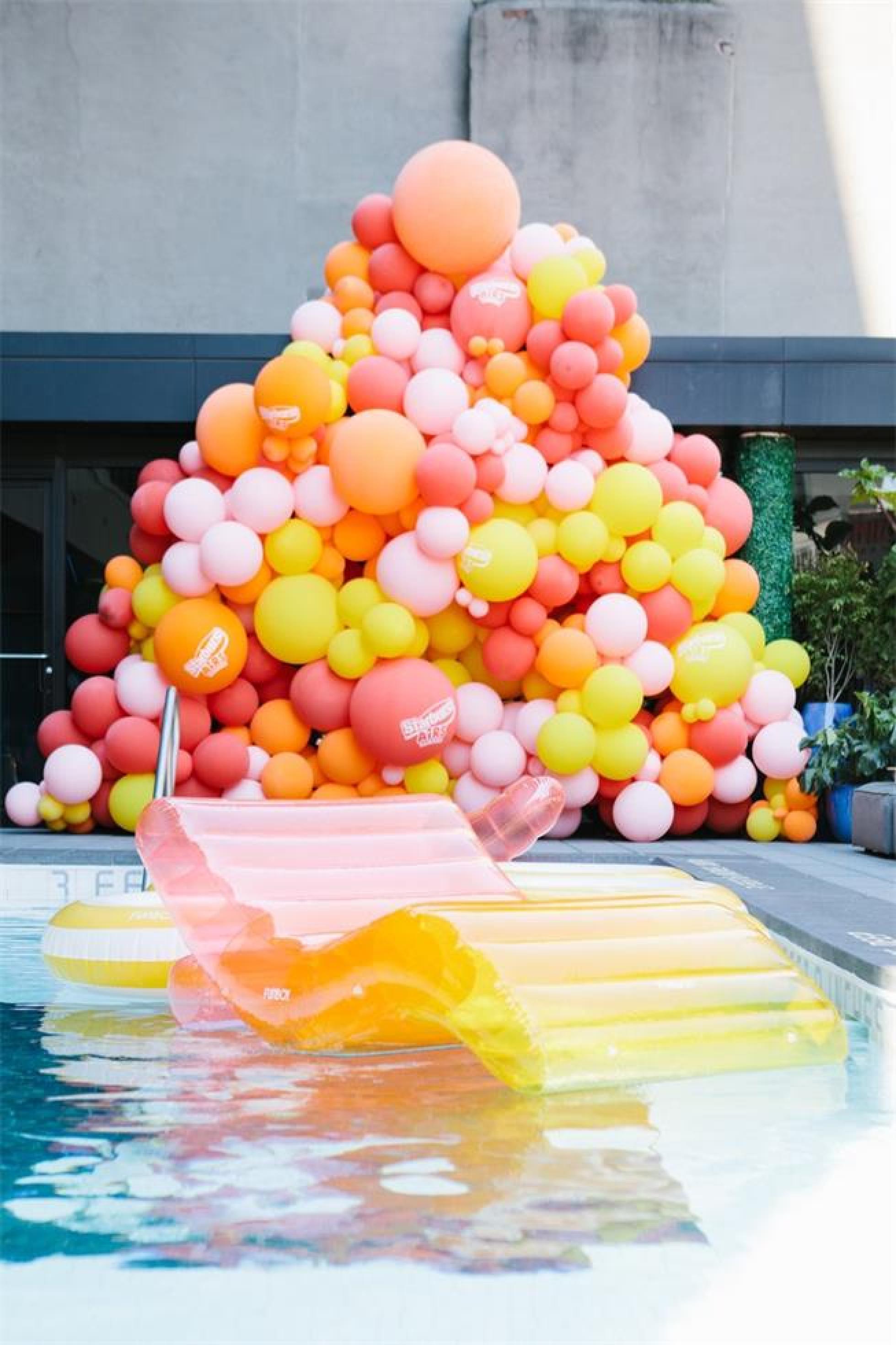 玛氏糖果在纽约办了一场泳池的体验派对活动「夏日工作日」活动策划 美陈网站 美陈前沿 