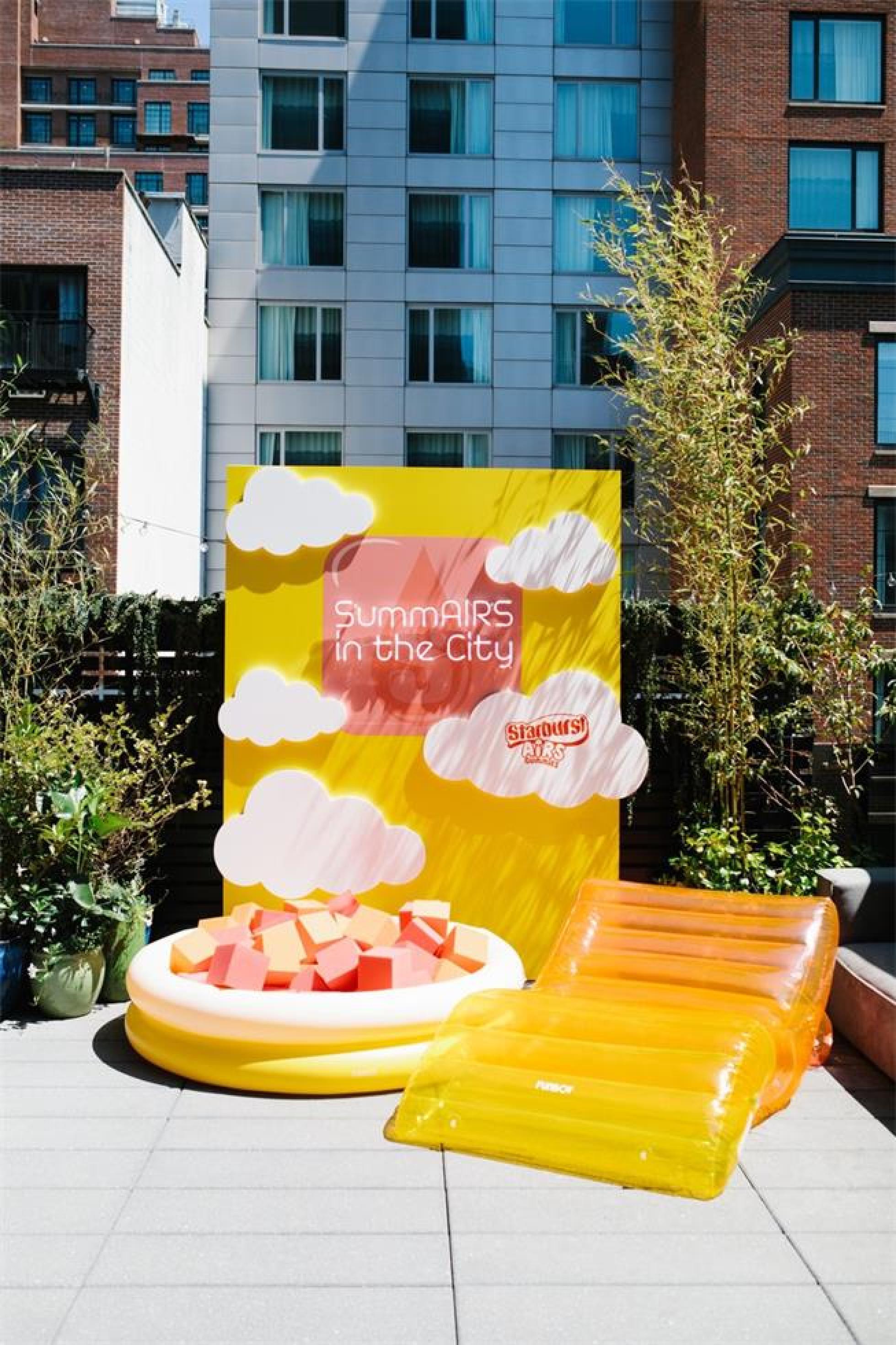 玛氏糖果在纽约办了一场泳池的体验派对活动「夏日工作日」活动策划 美陈网站 美陈前沿 