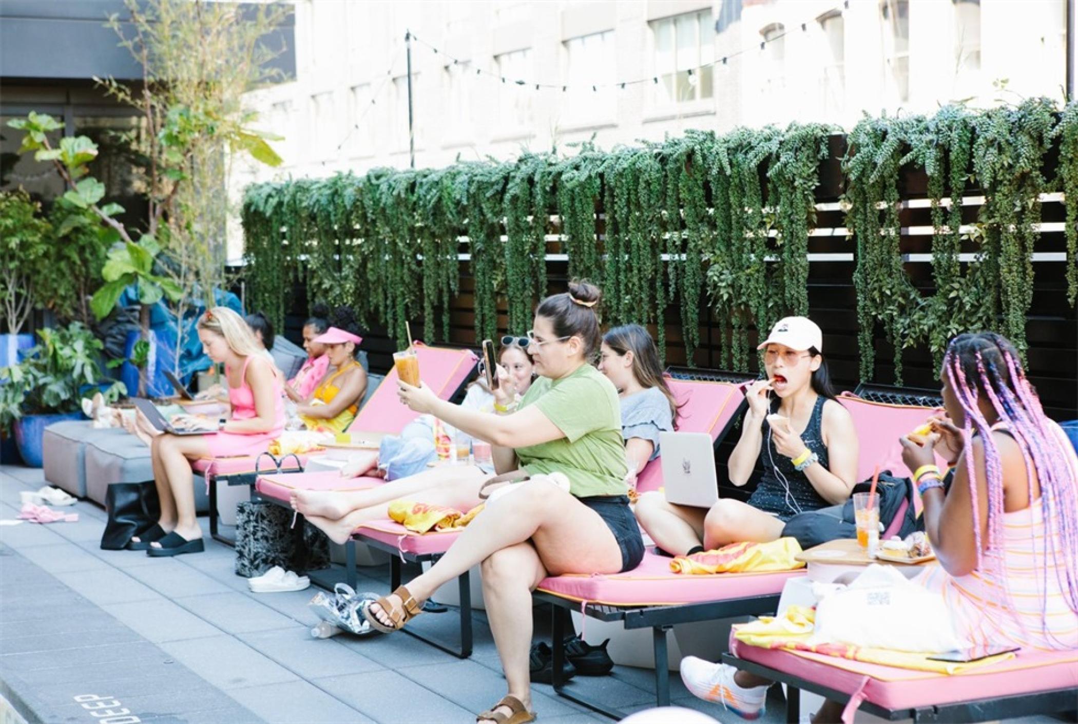 玛氏糖果在纽约办了一场泳池的体验派对活动「夏日工作日」活动策划 美陈网站 美陈前沿 