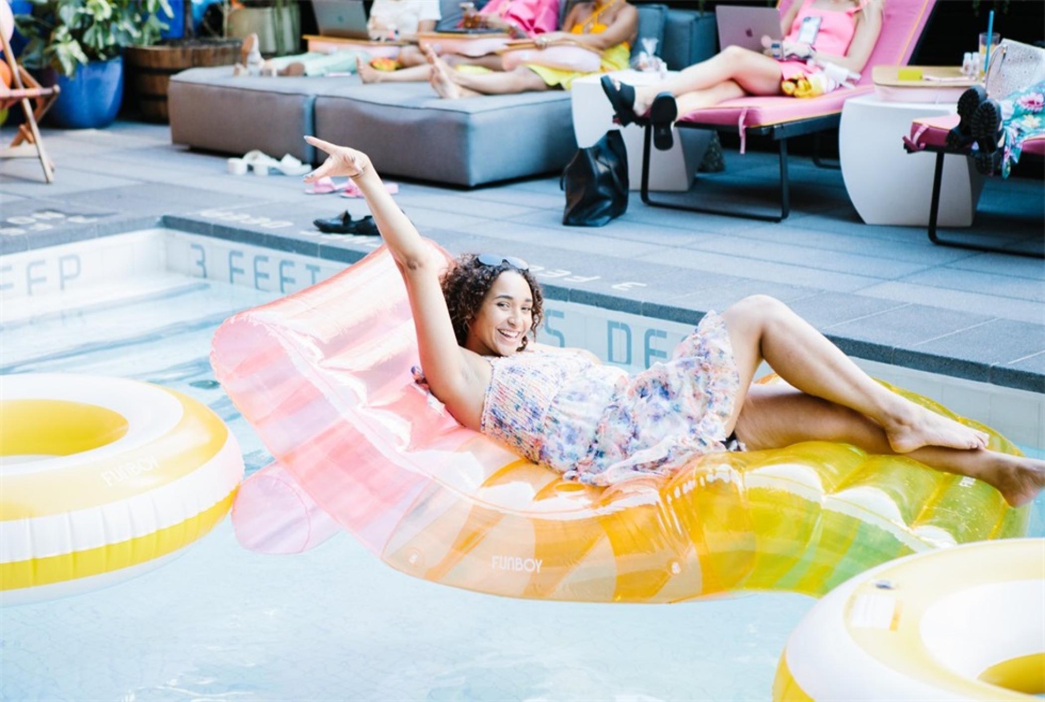 玛氏糖果在纽约办了一场泳池的体验派对活动「夏日工作日」活动策划 美陈网站 美陈前沿 