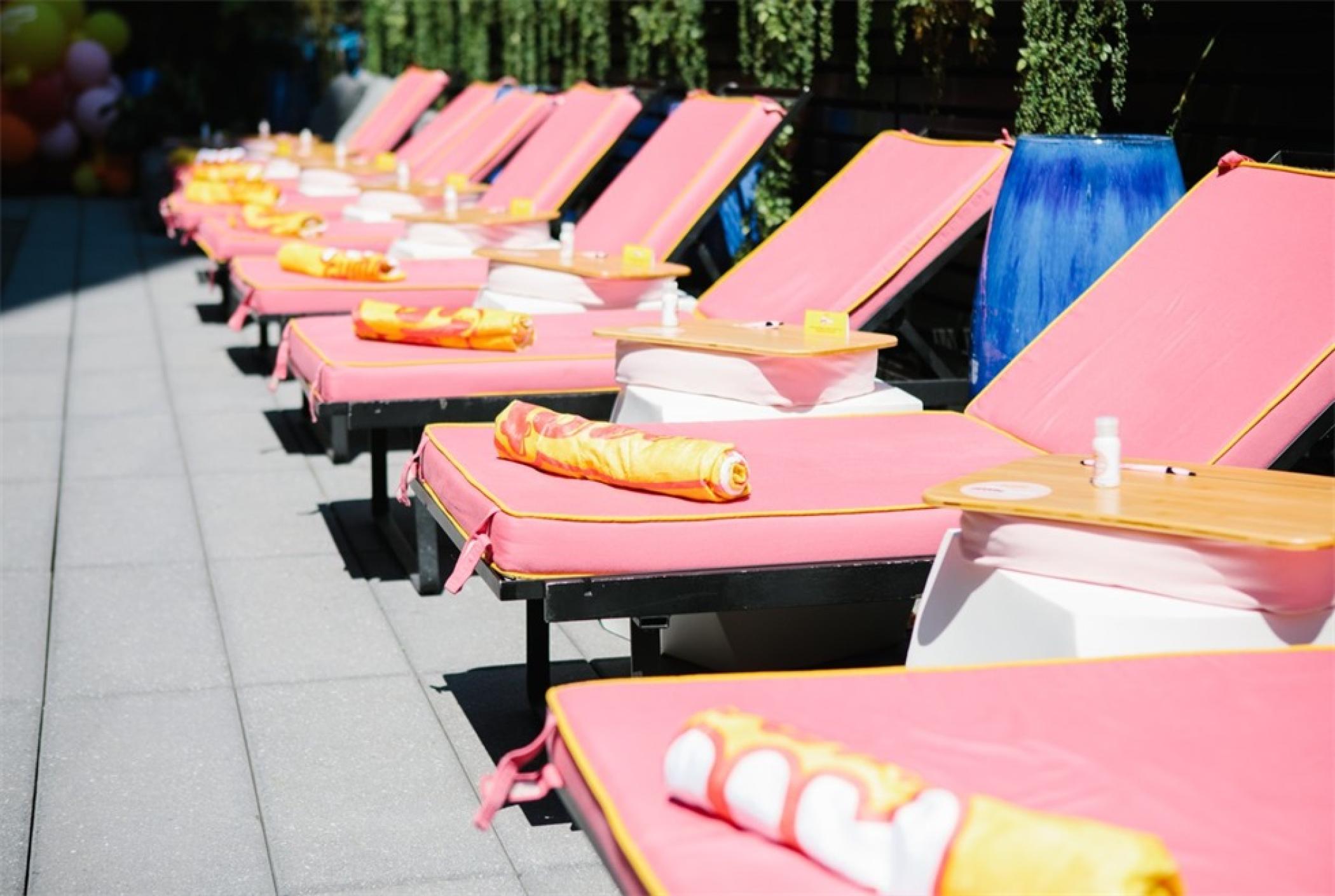 玛氏糖果在纽约办了一场泳池的体验派对活动「夏日工作日」活动策划 美陈网站 美陈前沿 