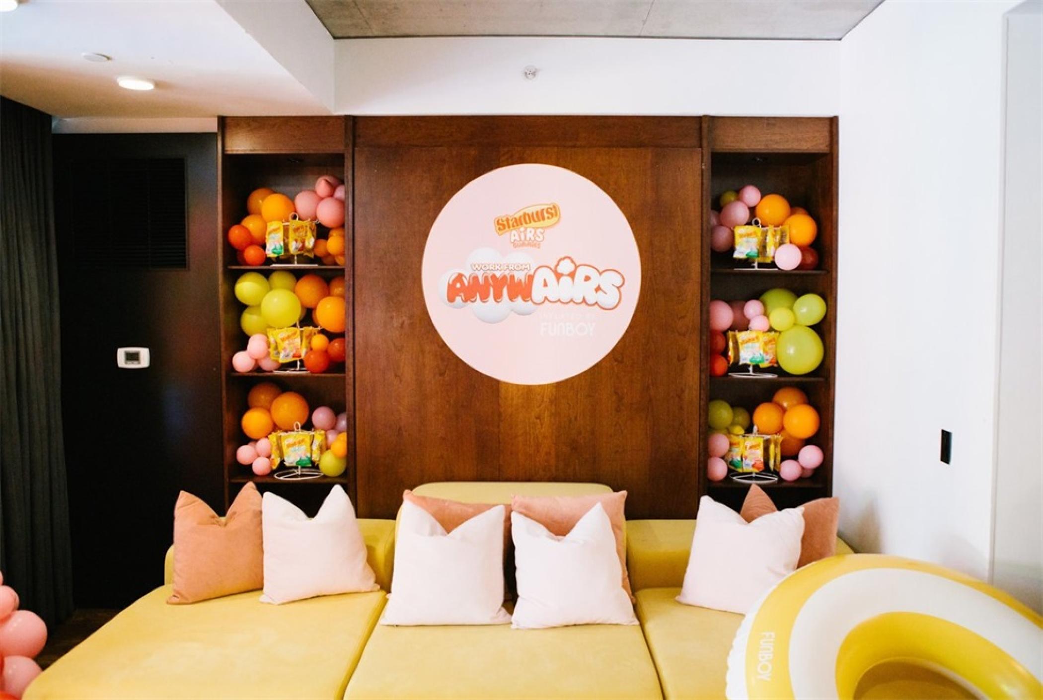 玛氏糖果在纽约办了一场泳池的体验派对活动「夏日工作日」活动策划 美陈网站 美陈前沿 