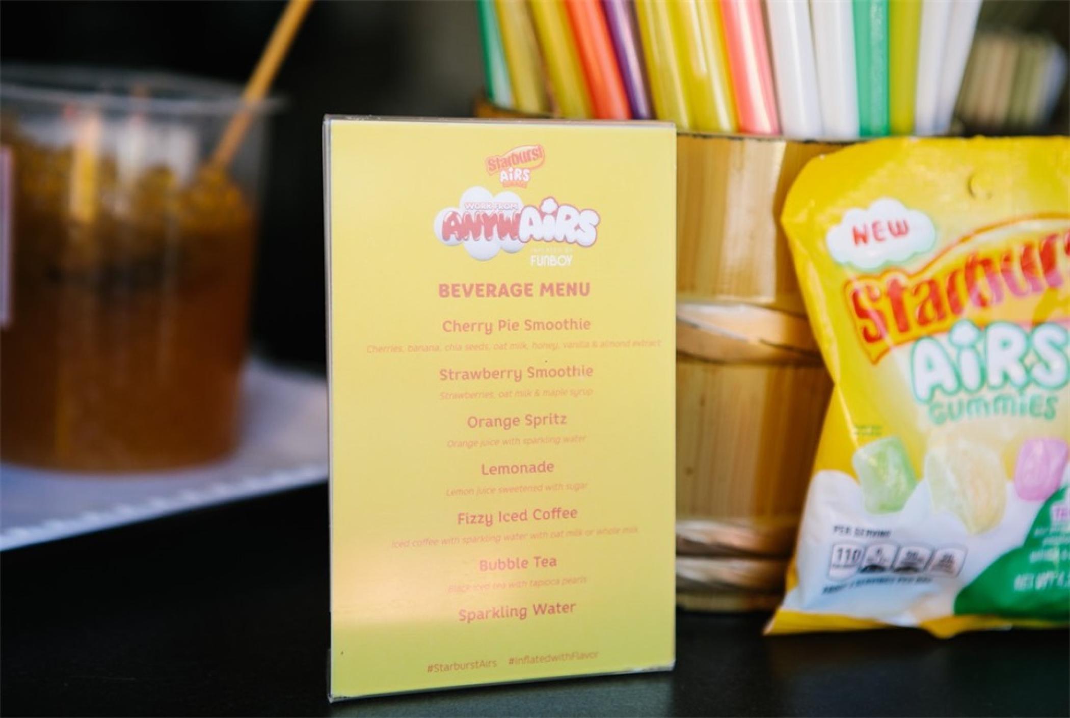 玛氏糖果在纽约办了一场泳池的体验派对活动「夏日工作日」活动策划 美陈网站 美陈前沿 