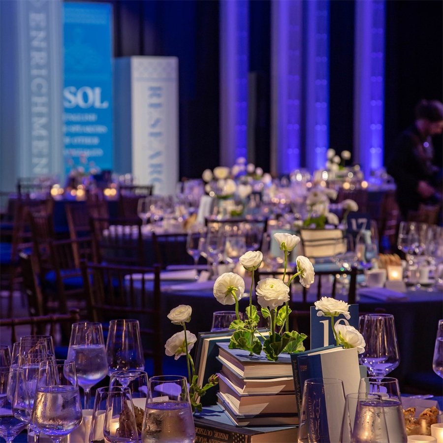 用书做设计元素的晚会活动策划打破刻板常规，惊艳了全场 美陈网站 美陈前沿 