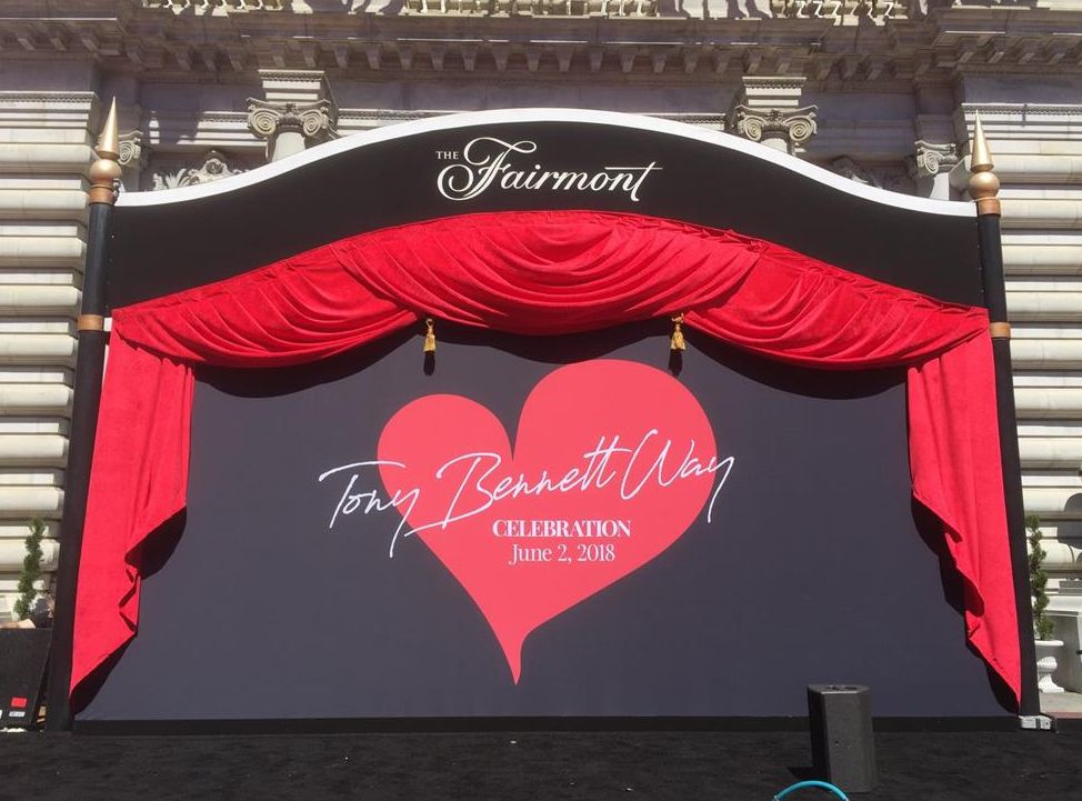 因为市歌，这座城市为他举办了铜像揭幕仪式活动，还有街道的命名 美陈网站 美陈前沿 