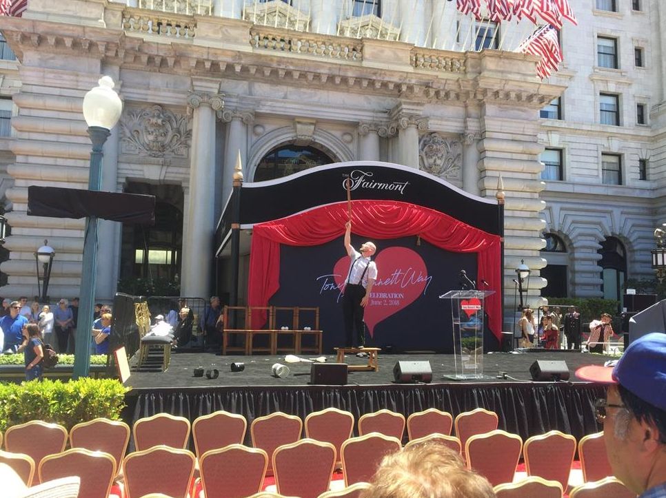 因为市歌，这座城市为他举办了铜像揭幕仪式活动，还有街道的命名 美陈网站 美陈前沿 