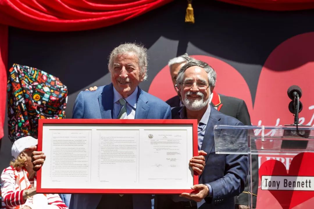 因为市歌，这座城市为他举办了铜像揭幕仪式活动，还有街道的命名 美陈网站 美陈前沿 